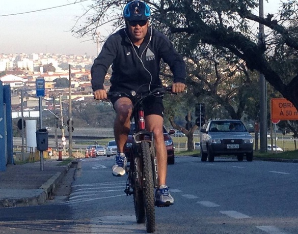 Para bike virar transporte, trabalhador precisa de vestiário para tomar banho na empresa