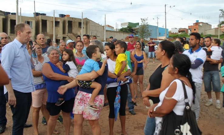 Pré-candidatos vão ao MP contra o prefeito