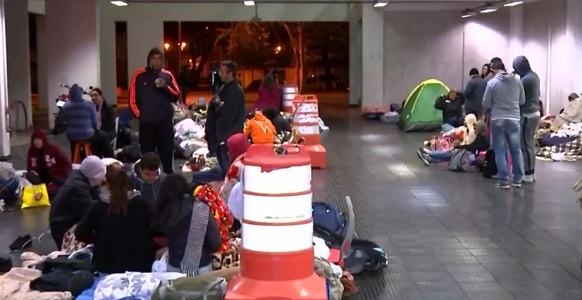 Jovem desempregado passa 27 horas em fila de curso de requalificação