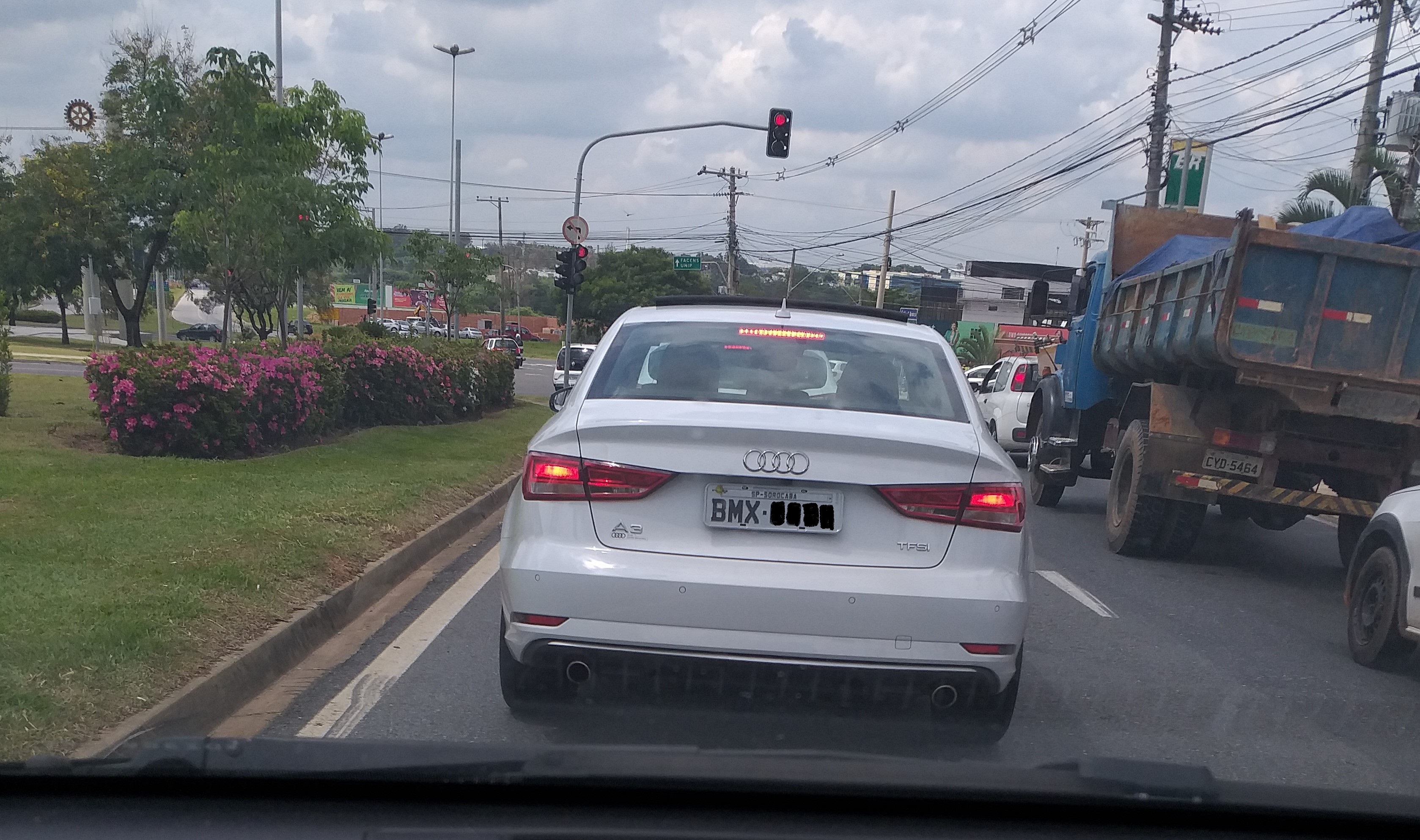 Motorista vê pedestre em Faixa Viva e acelera o carro. Por quê?